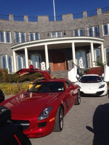 Căn biệt thự của gia đình tỷ phú Chính Chu đang sinh sống được ví như một lâu đài xa hoa, lộng lẫy với nội thất sang trọng bậc nhất.