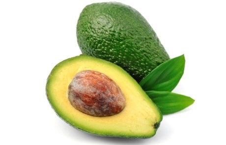 Bơ: Khi mua bơ ngoài hàng, bạn chọn những quả quả cứng và chắc, và cần một thời gian để bơ chín và đạt được hương vị thơm ngon. Tuy nhiên, nếu bạn để ngay bơ vào trong tủ lạnh, sẽ làm ngăn cản quá trình chín của bơ. Thực tế bơ sẽ rắn lại và không có hương vị ngon, bùi như những quả để bên ngoài.