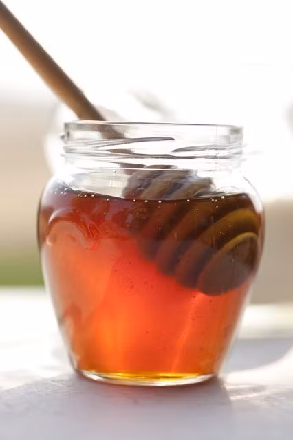 Mật ong: Mật ong nếu được bảo quản ở điều kiện bình thường có thể để rất lâu. Tuy nhiên nếu dự trữ trong tủ lạnh sẽ làm tăng tốc độ kết tinh của đường biến nước mật ong thành một thứ gần giống như bột, và rất khó để múc ra sử dụng.