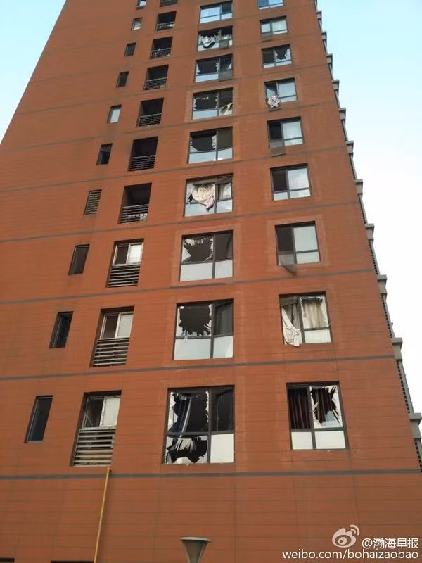 Tòa chung cư nằm trong bán kính 1km gần vụ nổ bị vỡ hết cửa kính.