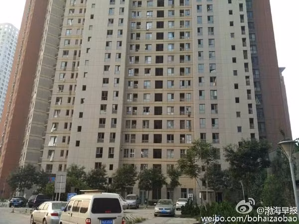 Cửa sổ kính của các chung cư cao tầng trong phạm vi 2km đều bị vỡ tan tành.