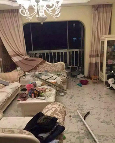 Căn phòng tan hoang bên trong tòa chung cư gần khu vực xảy ra vụ nổ Thiên Tân.