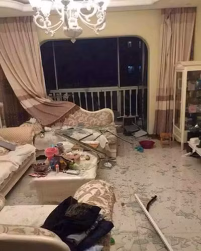 Căn phòng tan hoang bên trong tòa chung cư gần khu vực xảy ra vụ nổ Thiên Tân.