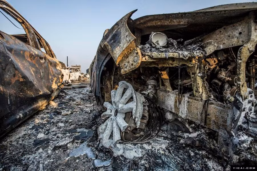 Bãi để dòng xe nhập khẩu thuộc hãng Volkswagen gần nơi xảy ra vụ nổ cũng bị hư hỏng nặng, tất cả các xe đều bị thiêu rụi chỉ còn sót lại bánh xe bằng nhôm.