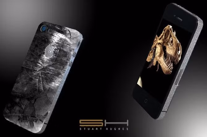 Apple iPhone 4 History Edition (67.000 USD): Phiên bản iPhone 4 History Edition được sản xuất với lớp vỏ bằng đá thiên thạch kết hợp với răng nanh khủng long có niên đại 65 triệu năm. Viền xung quanh thân máy là một lớp kim cương trắng, trong khi logo Apple phía sau được làm bằng bạc và kim cương thuần khiết. Chỉ có 10 phiên bản Apple iPhone 4 History Edition được bán ra thị trường.