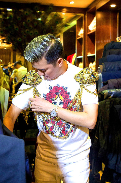 Đàm Vĩnh Hưng ướm thử bộ phụ kiện bằng vàng lên người.