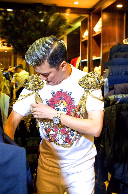 Đàm Vĩnh Hưng ướm thử bộ phụ kiện bằng vàng lên người.