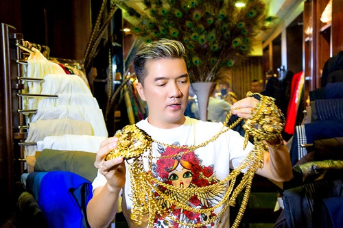 Trước đó, nam ca sĩ còn khoe cả tủ phụ kiện được chế tác từ vàng ròng.