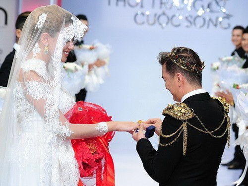 Mr Đàm còn đội cả một chiếc vương miệng chế tác từ vàng khá cầu kỳ.