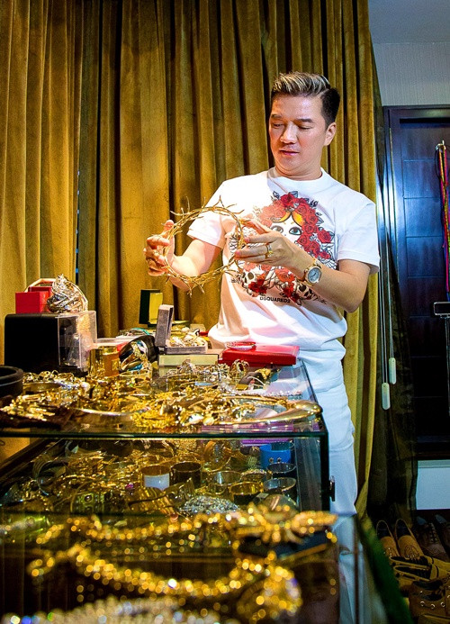 Mr Đàm bật mí rằng tủ phụ kiện của anh có rất nhiều món đồ đặc biệt được chế tác từ vàng ròng.