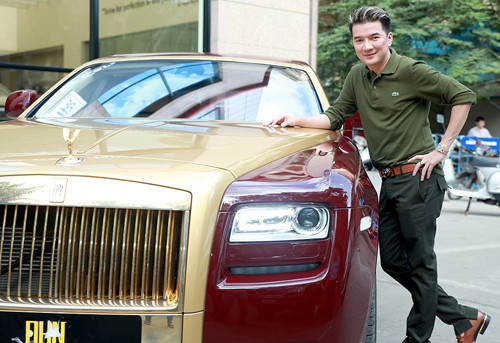 Trong Liveshow cuối tháng 12/2014, Mr. Đàm đã mang lên sân khấu chiếc xế hộp mạ vàng trị giá tới 40 tỷ VNĐ. Đây là chiếc Rolls-Royce màu đỏ và là chiếc duy nhất tại Việt Nam được ca sĩ mượn của một người bạn để phục vụ đêm diễn.