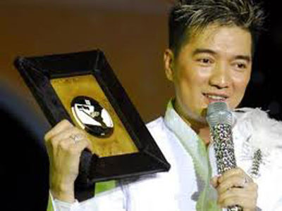 Năm 2008, Mr Đàm thậm chí còn ra mắt đĩa CD Qua Cơn mê của mình bằng vàng.