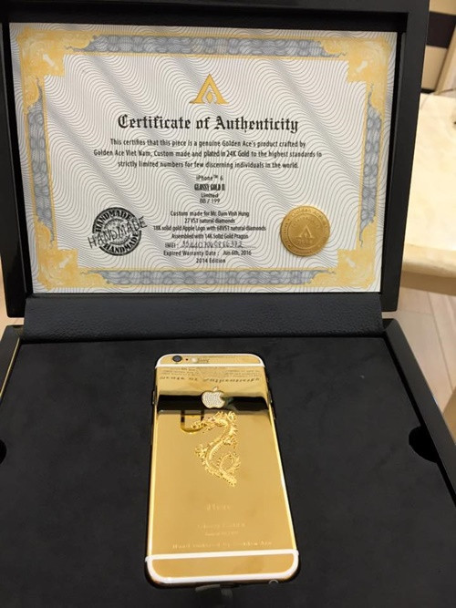 Đàm Vĩnh Hưng cũng từng gây xôn xao khi khoe chiếc điện thoại iPhone 6 dát vàng 24K phiên bản giới hạn, có khắc tên của mình ở phía sau.