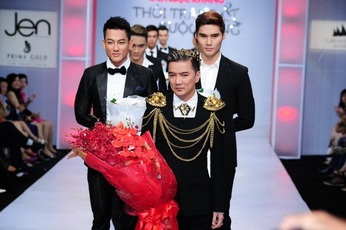 Xuất hiện trên sân khấu chương trình Thời trang và Cuộc sống diễn ra tối 25/8, nam ca sĩ Đàm Vĩnh Hưng gây ấn tượng với bộ phụ kiện bằng vàng khá rườm rà.