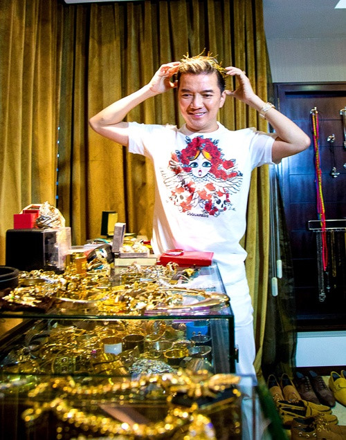 Nam ca sĩ cho rằng những món đồ trang sức bằng vàng lấp lánh này sẽ giúp anh tỏa sáng trên sân khấu.