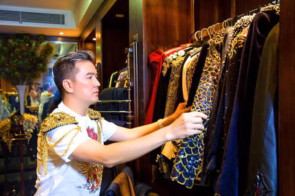 Không chỉ có nhiều phụ kiện bằng vàng, anh còn sở hữu những bộ trang phục dát vàng lộng lẫy.