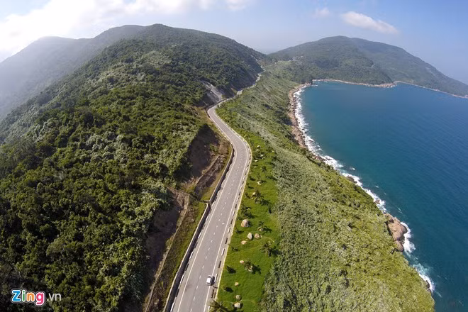 Sơn Trà có những đỉnh núi cao 700 m so với mực nước biển. Từ đây có thể quan sát toàn bộ thành phố Đà Nẵng.