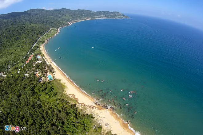 Khu vực Bãi Bụt ở bán đảo nhìn từ trên cao. Nơi đây còn giữ được vẻ đẹp hoang sơ, nước biển trong xanh và lặng sóng quanh năm.