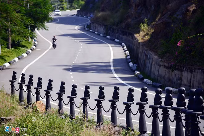 Đường rộng 2 làn xe, hoa ven đường kèm theo những cách trang trí thu hút sự chú ý của du khách.