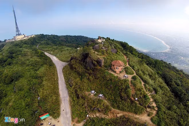 Men theo con đường quanh co vòng về hướng nam, du khách sẽ lên tới đỉnh Bàn Cờ. Đây là khu vực gần như cao nhất của Sơn Trà.