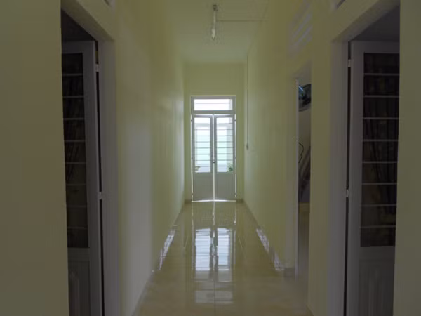 Với tiêu chí “xây đến đâu bán tới đó”, chủ đầu tư đã tiến hành bàn giao 4.895 căn hộ cho người dân. Ảnh: Hành lang, lối đi chung giữa 2 căn hộ rộng 1,4m.