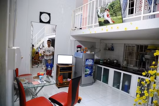 Với thiết kế khoa học, gọn gàng, căn hộ 30 m2 trông khá khang trang, rộng rãi.