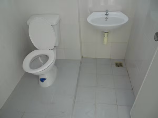 Khu nhà vệ sinh cũng khá sáng sủa.