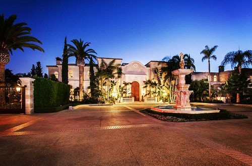 Đôi khi, nhiều người giàu có tới mức họ xây siêu biệt thự để...bỏ hoang. Trong hình là biệt thự Palazzo di Amore trị giá 195 triệu USD tại Beverly Hills (Mỹ) đã bị bỏ trống trong 8 năm sau khi xây dựng. Dinh thự khổng lồ này có 12 phòng ngủ, 22 phòng tắm, một rạp chiếu phim 50 chỗ ngồi và một vườn nho rộng lớn.