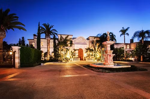 Đôi khi, nhiều người giàu có tới mức họ xây siêu biệt thự để...bỏ hoang. Trong hình là biệt thự Palazzo di Amore trị giá 195 triệu USD tại Beverly Hills (Mỹ) đã bị bỏ trống trong 8 năm sau khi xây dựng. Dinh thự khổng lồ này có 12 phòng ngủ, 22 phòng tắm, một rạp chiếu phim 50 chỗ ngồi và một vườn nho rộng lớn.