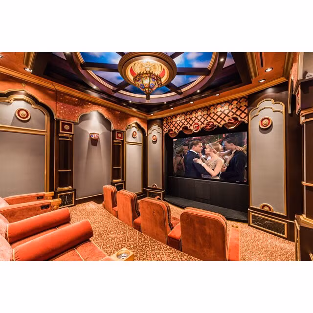 Ngoài ra, các siêu biệt thự còn chứa các rạp chiếu phim riêng. Trong hình là một rạp chiếu phim mini cực xa hoa trị giá 2,5 triệu USD với một quầy bar và cả một quán kem.