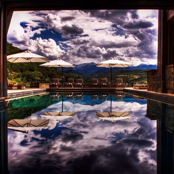 Chủ sở hữu của căn biệt thự tại Snowmass, Colorado (Mỹ) tạo ra một hồ bơi với một nửa bên trong nhà và một nửa bên ngoài trời. Khi thời tiết xấu đi thì chỉ cần một cú nhấp chuột và một bức tường kính sẽ hạ xuống để tách bể bơi thành hai phần.