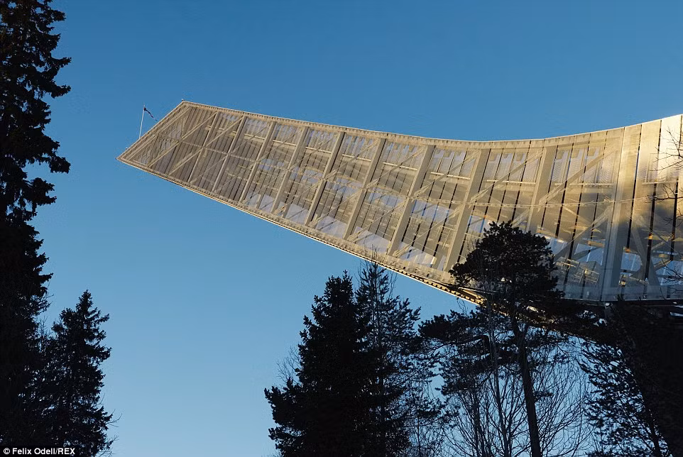 Từ căn penthouse, bạn có thể nhìn thấy khoảng 2.600 km tuyết trắng xóa xung quanh.