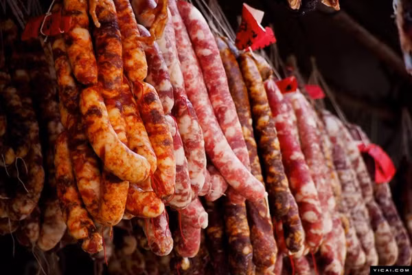 Lươn biển khô, thịt xông khói, vịt khô, cá muối là những thực phẩm thiết yếu được dùng trên các bàn tiệc ngày Tết ở Chiết Giang, Thượng Hải và những nơi khác của Trung Quốc. Trong hình là những gian hàng treo đầy xúc xích của một gia đình.