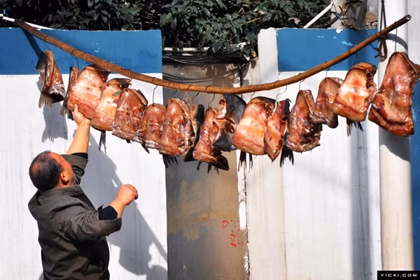 Những ngày cuối năm, người ta có thể thấy những cảnh treo thịt, cá khô trên nhiều con phố.