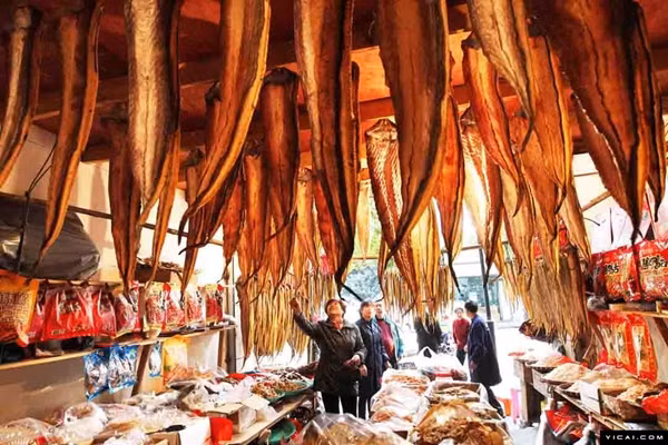 Gian hàng phục vụ Tết ở khu chợ ở Ôn Châu, Trung Quốc, treo đầy lươn biển khô.