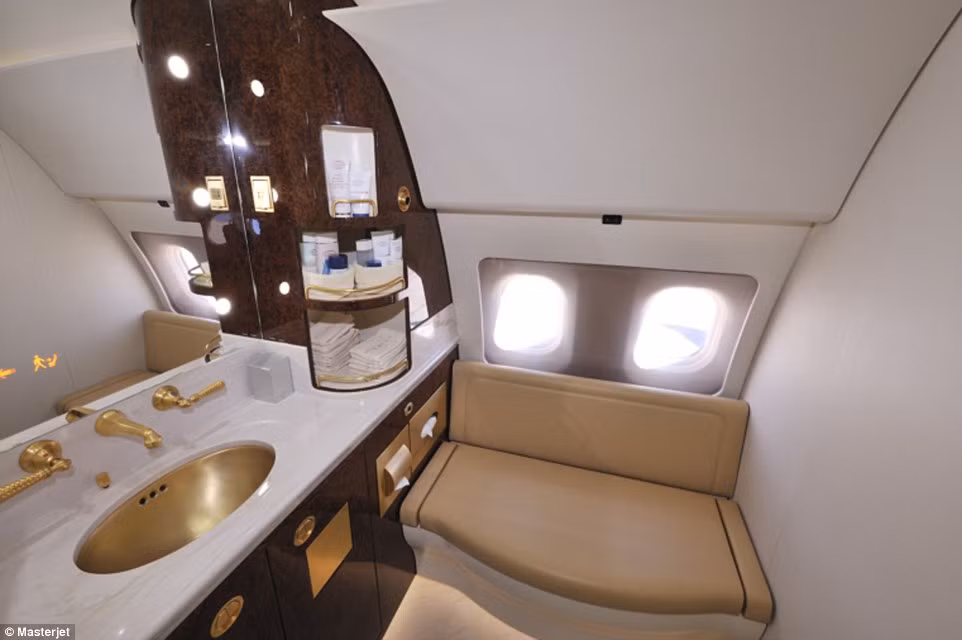 Ngay cả nhà vệ sinh của máy bay (ảnh) cũng được trang bị với các đồ nội thất bọc da hoặc mạ vàng với tiêu chuẩn cao nhất.
