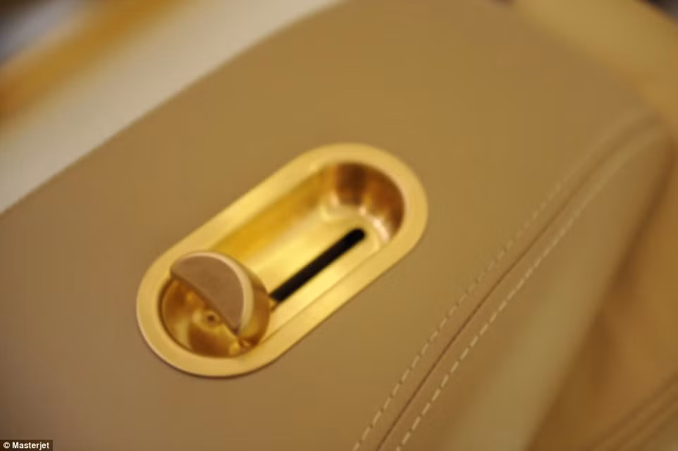 Các chi tiết mạ vàng sang trọng trên chuyên cơ.
