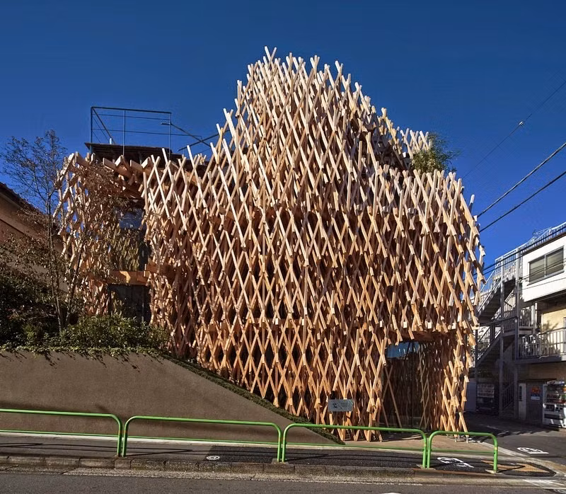 Sunny Hill: Đây là một cửa hàng chuyên bán bánh dứa Đài Loan. Bên ngoài tòa nhà cũng như nội thất được làm bằng gỗ, đan so le giống như một chiếc giỏ. Hơn 5.000 m gỗ đã được sử dụng để xây dựng tòa nhà này.