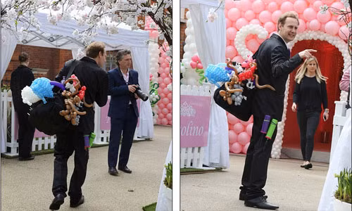 Nghệ sĩ thổi và tạo hình bóng bay được thuê tới biệt thự cũng nhằm làm vui cô nhóc một tuổi.