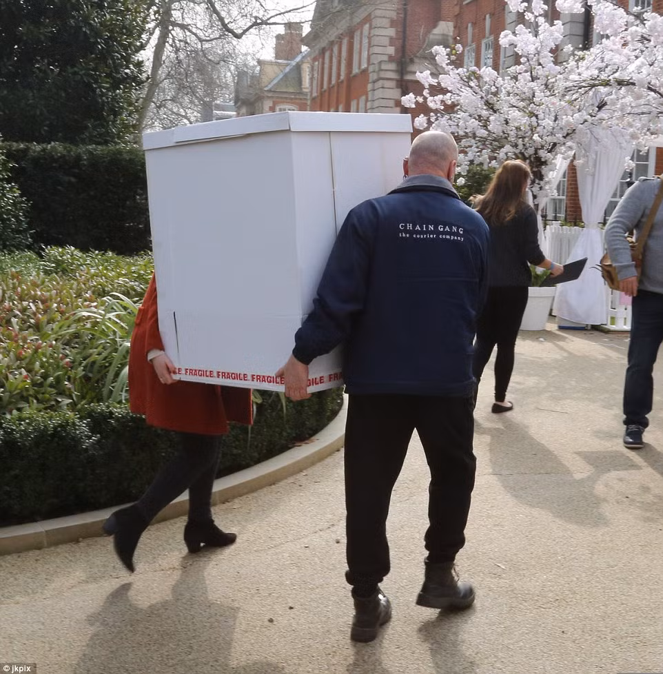 Thậm chí, có món quà lớn tới mức phải cần tới hai người khiêng.