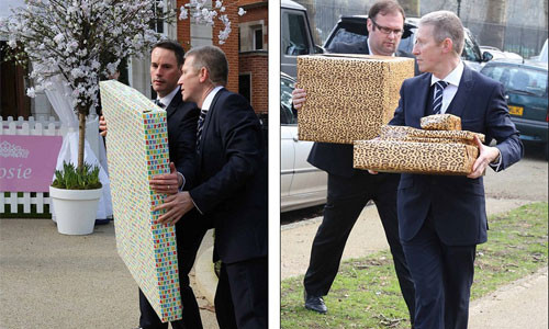 Các vệ sĩ của vợ chồng Tamara tới tấp bê những món quà lớn nhỏ vào nhà.