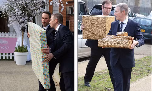 Các vệ sĩ của vợ chồng Tamara tới tấp bê những món quà lớn nhỏ vào nhà.