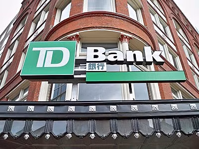 11. TD Bank Group (Canada), tài sản: 824.916.000 USD; Điểm tín nhiệm là Fitch: AA-, Moody: Aa1, S &amp; P: AA-.