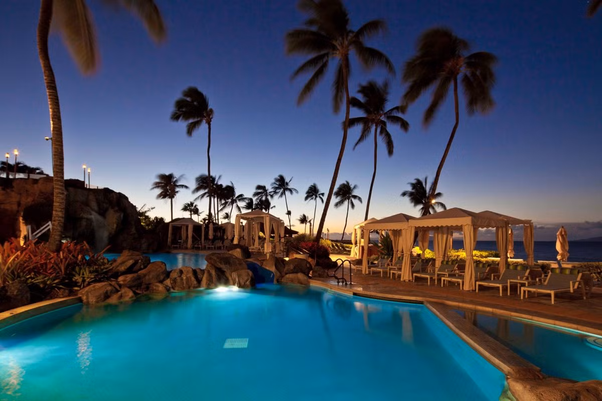 Dù khá trẻ tuổi, Spiegel đã là thành viên của một số câu lạc bộ dành cho giới đại gia gồm câu lạc bộ Jonathan Club ở Santa Monica và La Jolla Beach &amp; Tennis Club. Để hưởng thụ cuộc sống xa hoa, anh thường xuyên đi dã ngoại ở châu Âu, và thậm chí còn đi trượt tuyết bằng máy bay trực thăng tại Canada.