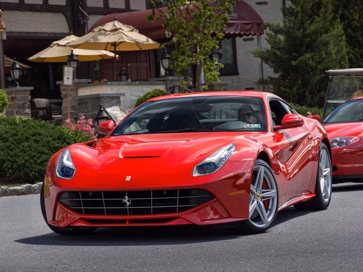 Sau đợt "kêu gọi" được 50 triệu USD vốn đầu tư vào Snapchat gần đây, Spiegel đã tự thưởng cho mình một chiếc Ferrari.