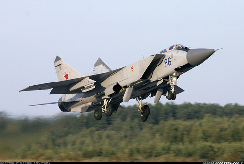 Mig-31 được phát triển từ Mig-25 và là đại diện đỉnh cao của các máy bay đánh chặn. Nó có tốc độ cao, radar mạnh mẽ và tầm bay xa nên có hiệu suất cao hơn hẳn chiếc Mig-25. Chiếc Mig-31 có thể săn máy bay phương Tây dọc theo chu vi nước Nga cũng như đến Bắc Cực.