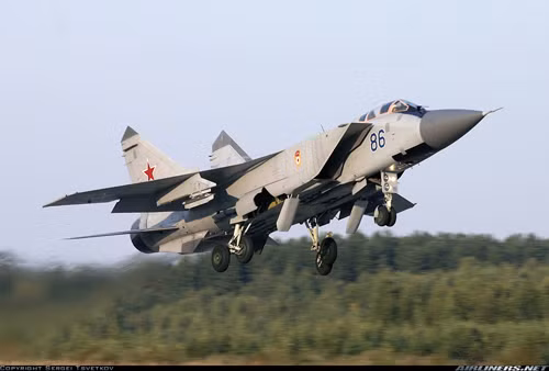 Mig-31 được phát triển từ Mig-25 và là đại diện đỉnh cao của các máy bay đánh chặn. Nó có tốc độ cao, radar mạnh mẽ và tầm bay xa nên có hiệu suất cao hơn hẳn chiếc Mig-25. Chiếc Mig-31 có thể săn máy bay phương Tây dọc theo chu vi nước Nga cũng như đến Bắc Cực.