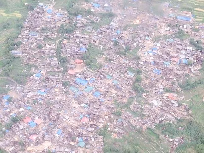 Hàng loạt ngôi nhà ở vùng Gorkha, Nepal, sập sau động đất. Ảnh chụp hiện trường từ không trung do cựu thủ tướng Nepal, ông Baburam Bhattarai, chia sẻ trên mạng xã hội.