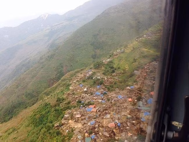 Một ngôi làng ở Nepal gần như bị san phẳng sau trận động đất 7,9 độ Richter.
