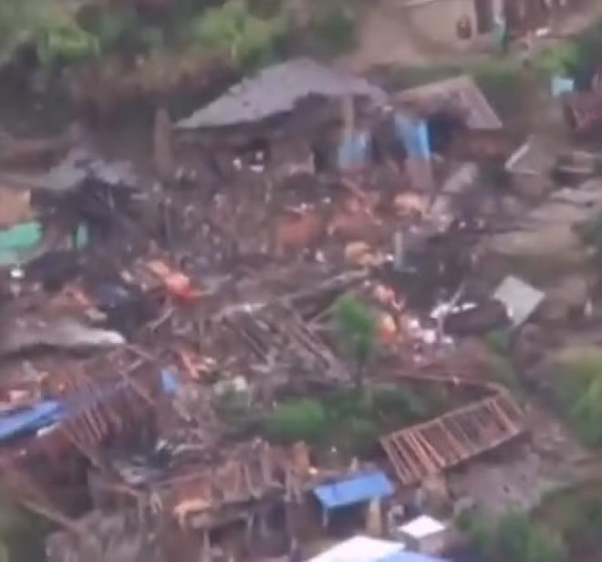 Người quay phim truyền hình Nepal quay cận cảnh một khu nhà đổ nát trên sườn đồi gần tâm chấn trong trận động đất ngày 25/4.